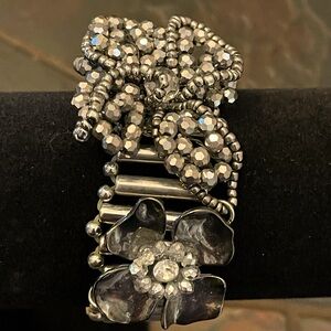 Stretch band rosette bracelet